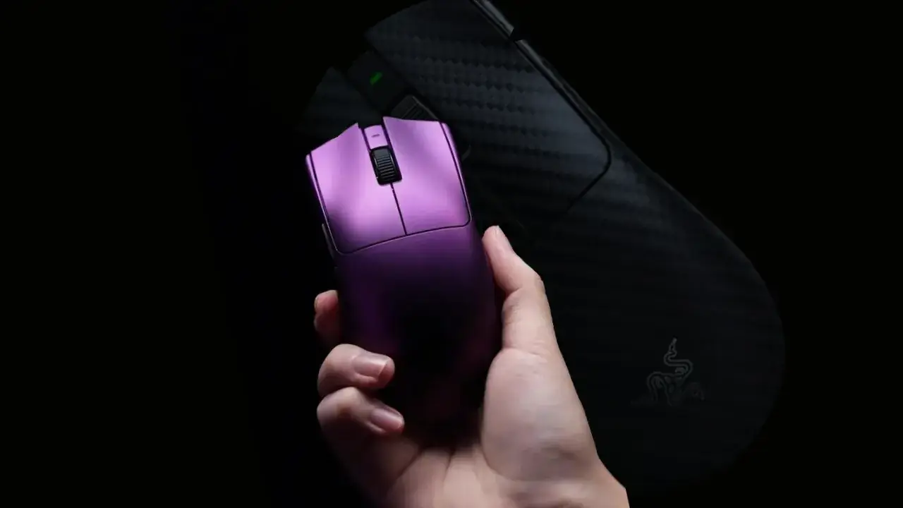 hand holding a purple mouse